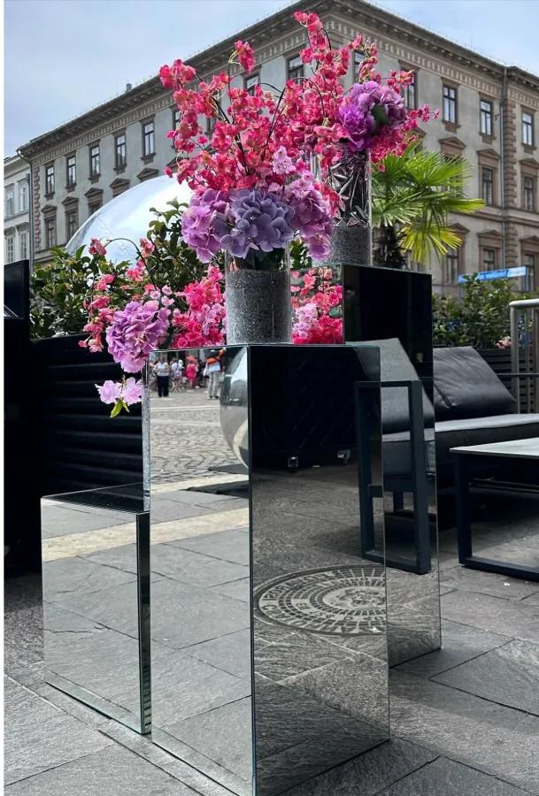 Tükörposztamensek rózsaszín virágokkal